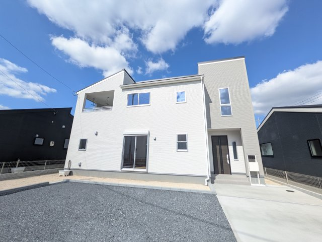 小美玉市羽刈　第5　新築戸建て　2号棟の外観|【月々5万円台〜】
写真だけでは伝わらない快適さを、ぜひ現地で体感しませんか？
即日見学可能です！平日のご案内も可能です♪
お気軽にお問合せください！