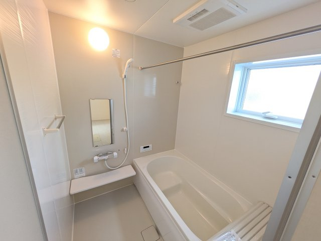 小美玉市羽刈　第5　新築戸建て　2号棟の浴室|1坪タイプのゆったりとしたバスルームは浴室暖房換気乾燥機付きで、どんな季節でも快適なバスタイムを満喫出来ます♪
窓付きで明るく開放的なところも良いですね！