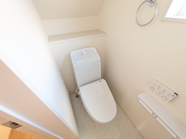 小美玉市羽刈　第5　新築戸建て　2号棟のトイレ|窓付きで明るく白を基調とした清潔感のあるトイレは温水洗浄便座付きです♪
