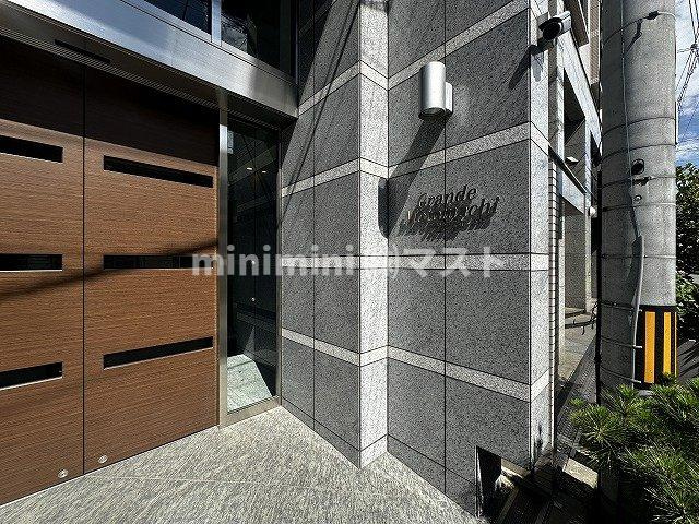 グランデ元町のエントランス