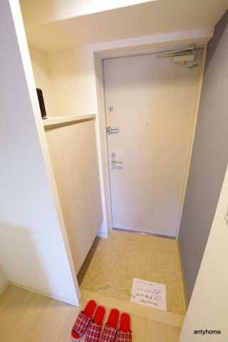 SERENiTE江坂四番館　仲介手数料無料の玄関