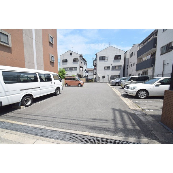 ドルチェ鶴見の駐車場