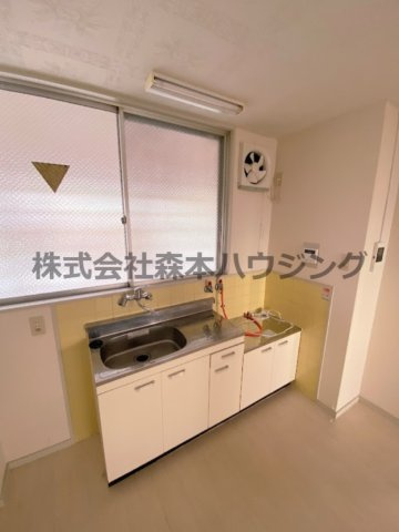 【キッチン】 | 　メゾン忍ケ丘 | ※同タイプ別室の写真を使用しています。
　設備内容や色調など相違がある場合は実際のお部屋の現状優先となります。