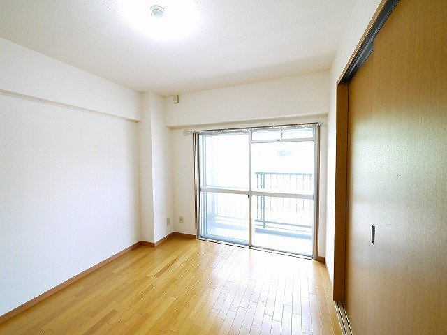 近鉄東生駒コーポの洋室|使い勝手のいい洋室です