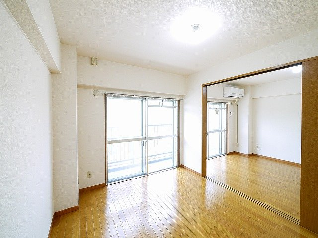 近鉄東生駒コーポの寝室|落ち着いた色調の寝室です