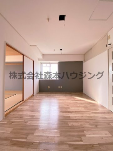 【居間・リビング】 | 　香里園ヒルズ | ※同タイプ別室の写真を使用しています。
　実際のお部屋は中部屋のため出窓はありません。