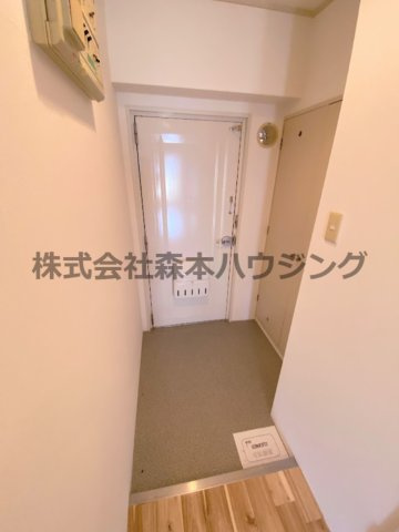 【玄関】 | 　香里園ヒルズ | ※同タイプ別室の写真を使用しています。
　設備内容や色調など相違がある場合は実際のお部屋の現状優先となります。