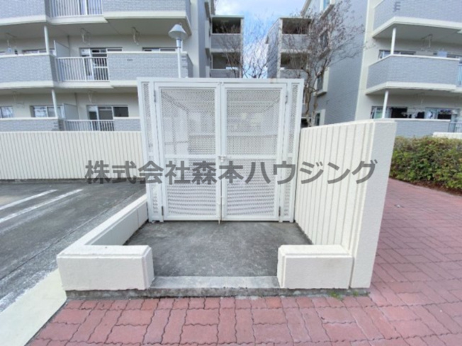 【その他共用部分】 | 　香里園ヒルズ | 専用ごみ置き場です
