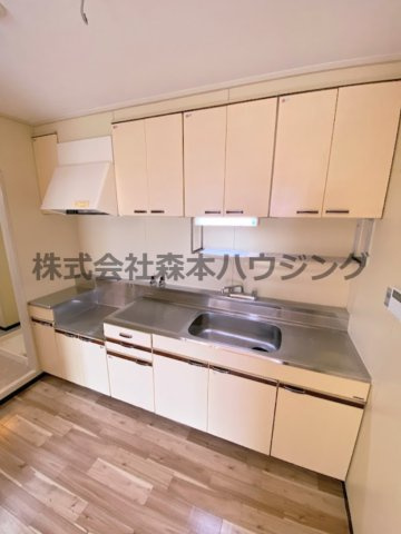 【キッチン】 | 　香里園ヒルズ | ※同タイプ別室の写真を使用しています。
　設備内容や色調など相違がある場合は実際のお部屋の現状優先となります。