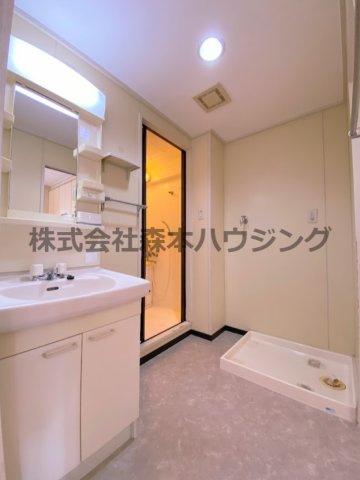 【洗面所】 | 　香里園ヒルズ | ※同タイプ別室の写真を使用しています。
　設備内容や色調など相違がある場合は実際のお部屋の現状優先となります。