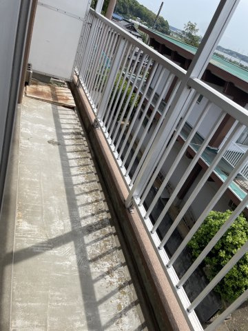 グリーンヒル岩立のバルコニー|暖かな日差しのふりそそぐバルコニー