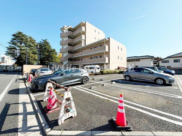 ベース・ブリッジの駐車場