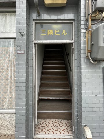 三隅ビルのエントランス