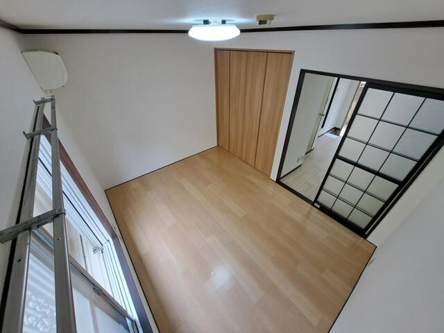 グリーンヒルズの寝室|広くて明るい寝室