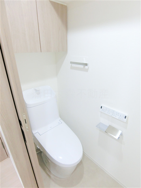 ブライズ大森本町のトイレ|棚収納と温水洗浄便座付きのトイレ