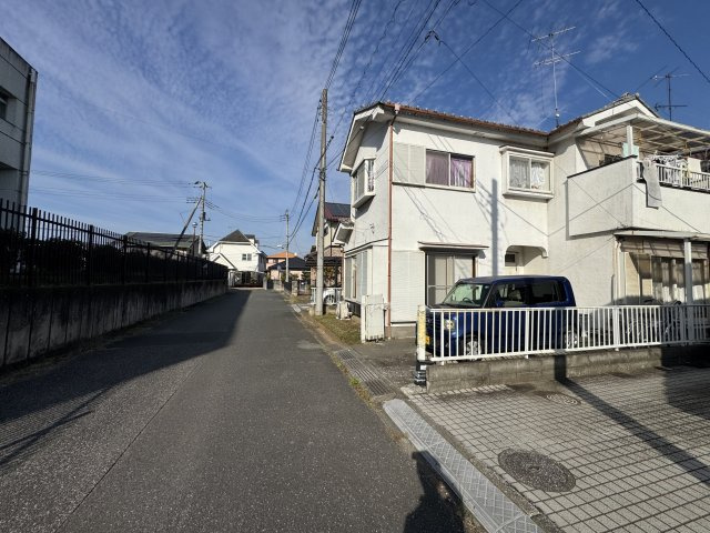 -三丁目不動産-　熊谷市佐谷田　平成1年築の前面道路含む現地写真