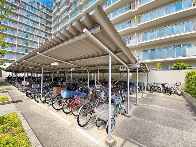 屋根付きの駐輪場を備え、大切な自転車を雨や直射日光から守ります。広々としたスペースで自転車の出し入れもしやすく、お子様の自転車も置ける、ご家族の日常生活に便利な共用設備です。