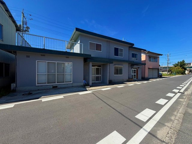 ■□米子市蚊屋中古戸建□■の外観|敷地面積約113坪となります。住居兼店舗となっており住居部分は現在賃貸中となります。
店舗の1階部分は一部リフォーム済みとなります〇