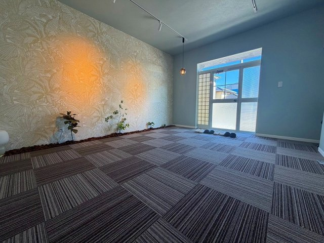 ■□米子市蚊屋中古戸建□■の居間・リビング|店舗1階部分のお写真です。ハイセンスなアクセントクロス、温もりのあるペンダントライト・関節照明を採用しており、洗練された空間となっております。