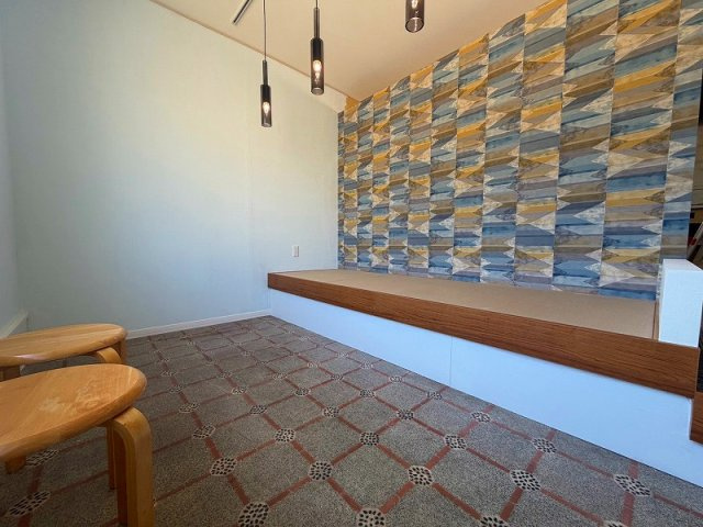 ■□米子市蚊屋中古戸建□■の居間・リビング|小上がりスペースを採用。また良く光が差し込む空間となっております。
極上のくつろぎ空間を演出してくれます。