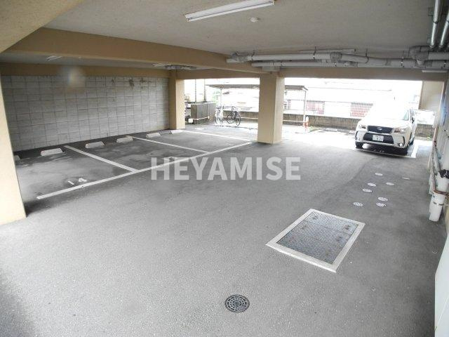 フロンティア八天の駐車場