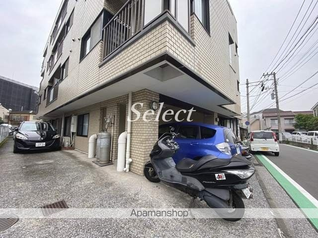 コリーヌ本牧の駐車場