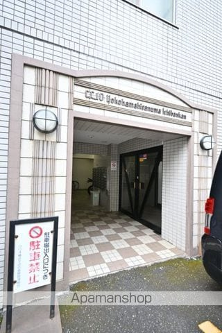 横浜市西区平沼１丁目の賃貸マンションのエントランス
