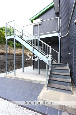 横浜市磯子区森４丁目のアパートのエントランス
