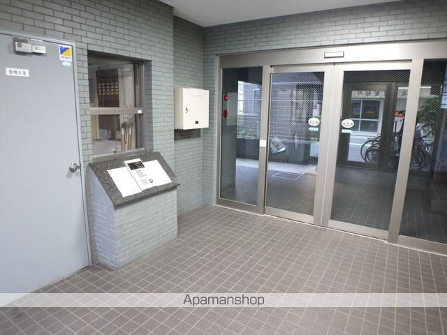 横浜市南区二葉町２丁目の賃貸マンションのエントランス