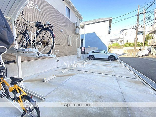 アイストンの駐車場
