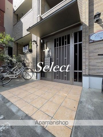 横浜市中区本牧町１丁目のアパートのエントランス