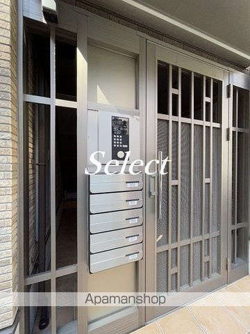 横浜市中区本牧町１丁目のアパートのロビー