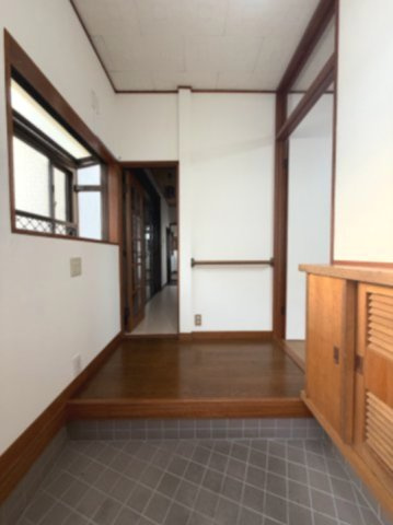 白鍬貸家の玄関