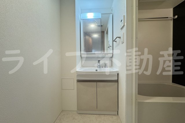 ワールドアイ大阪EAST Cityの独立洗面台|独立洗面台、小物を置くことができて便利です