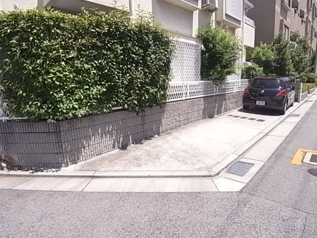 芦屋市津知町のアパートの駐車場