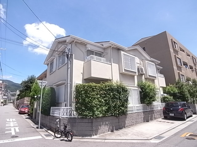芦屋市津知町のアパートの外観