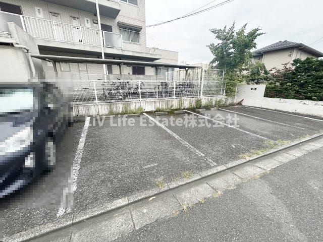 ハイネス東村山の駐車場
