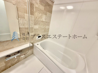 【浴室】 | サンヴィラ中山手 | 【同社施工事例】優しい色合いのアクセントパネルが施されており、リラックス感が漂います♪