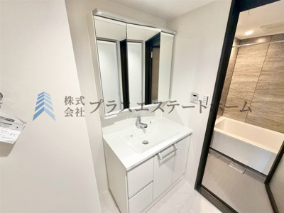 【独立洗面台】 | サンヴィラ中山手 | 【同社施工事例】大型洗面器は、洗顔・洗髪はもちろん、つけ置き洗いなどにも便利です♪