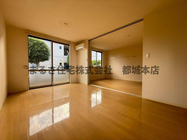 Villa OkuboA棟の居間・リビング
