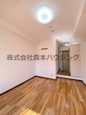 【洋室】 | 　ヴィラ守口 | 落ち着いた色調の洋室です