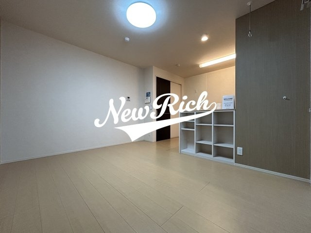 伊勢崎市連取町のアパートの居間・リビング