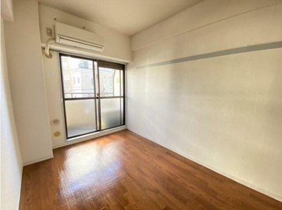 【居間・リビング】 | ハイタウン南品川 | 大きな窓で明るいお部屋です。