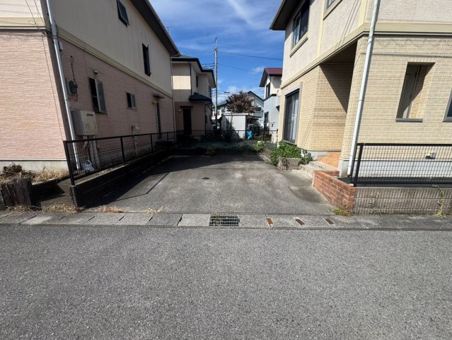 宇都宮市東浦町中古住宅の駐車場