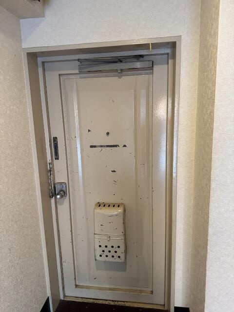 北條ビルの玄関