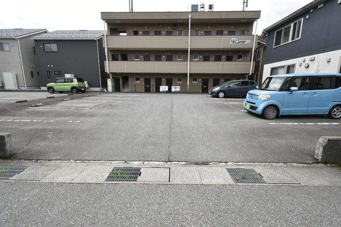 D-Room寺町の駐車場