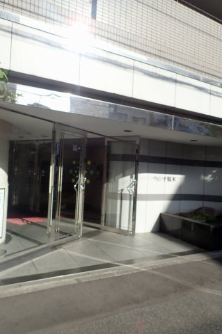 ウィン千駄木のエントランス