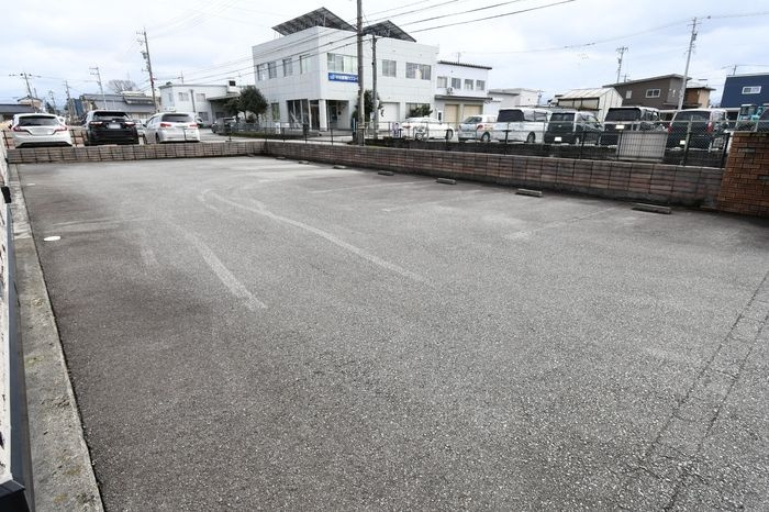 ガーラウエスト　Bの駐車場