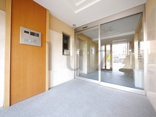 エルニシア横浜蒔田のエントランス