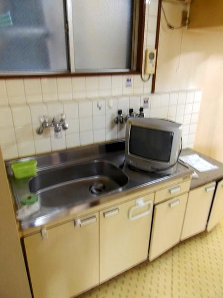 白沢マンションのキッチン|★換気になる窓付き★